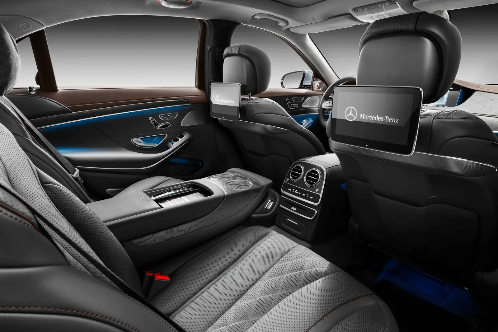 Mercedes-Benz S-Klasse; Langer Radstand; 2017; Exterieur: diamantsilber; AMG Line; Interieur: Leder magmagrau/espressobraun 

Mercedes-Benz S-Class; long wheelbase; 2017; exterior: diamond silver; AMG line; interior: leather magma grey/espresso brown